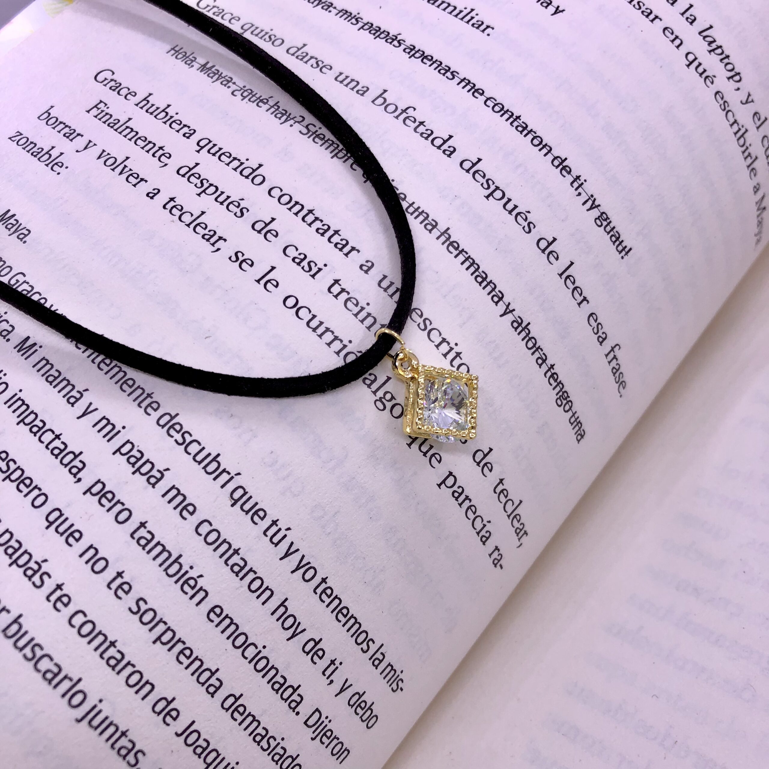 Collar Cuadrado en Cuerina